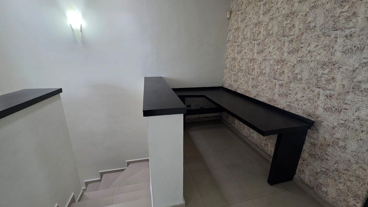 13 de 41: ÁREA DE TRABAJO CON ESCRITORIO EN PLANTA ALTA