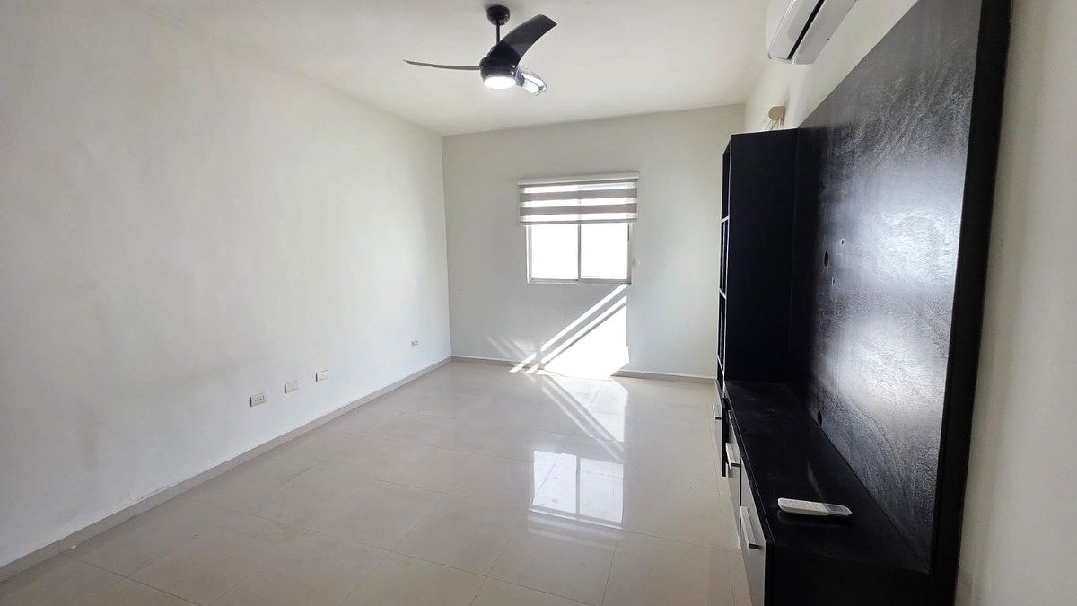 28 de 41: REC #2 CON CLOSET, MUEBLE DE TV, CLIMA, ABANICO Y PERSIANAS