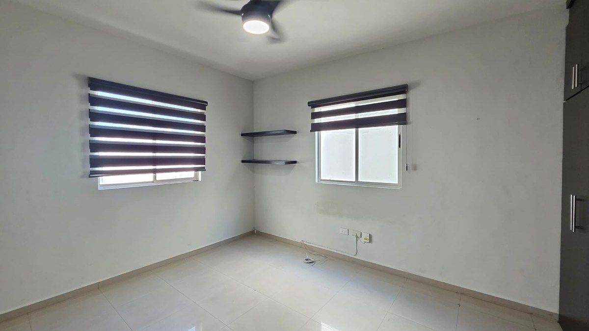 36 de 50: REC #3 CON CLOSET, MUEBLE DE TV, CLIMA, ABANICO Y PERSIANAS