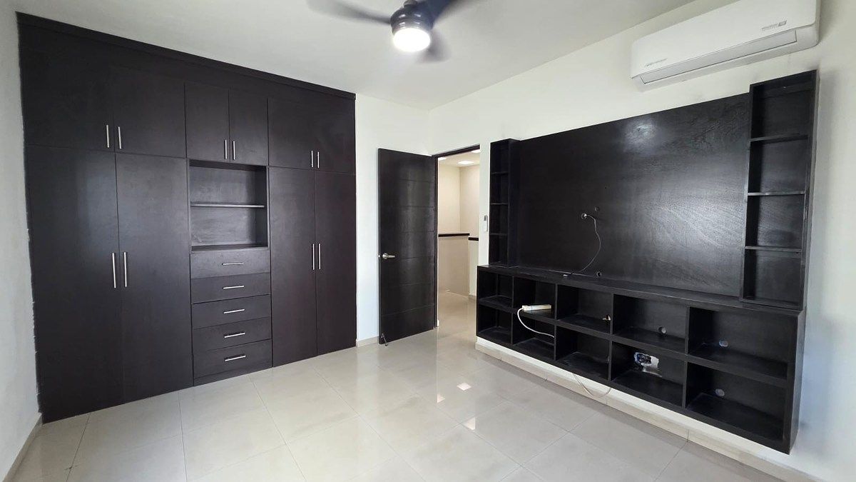 29 de 41: REC #3 CON CLOSET, MUEBLE DE TV, CLIMA, ABANICO Y PERSIANAS