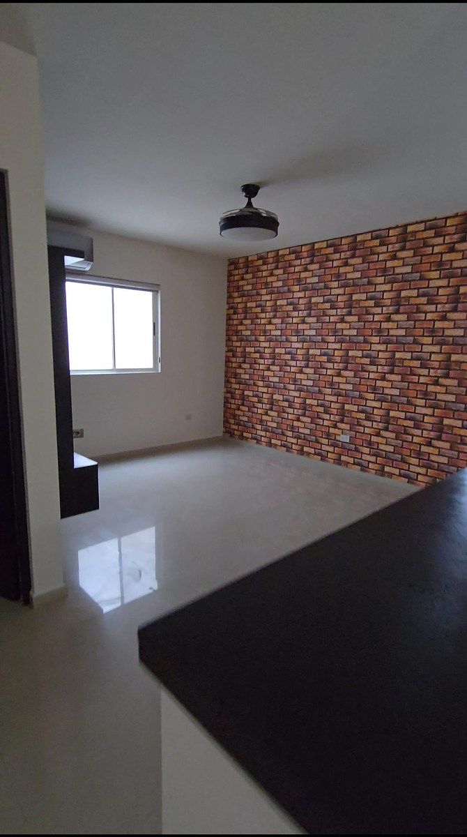 18 de 50: PLANTA ALTA. ESTANCIA CON MUEBLE DE TV Y CLIMA