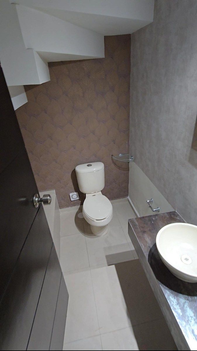 12 de 50: BAÑO DE VISITAS