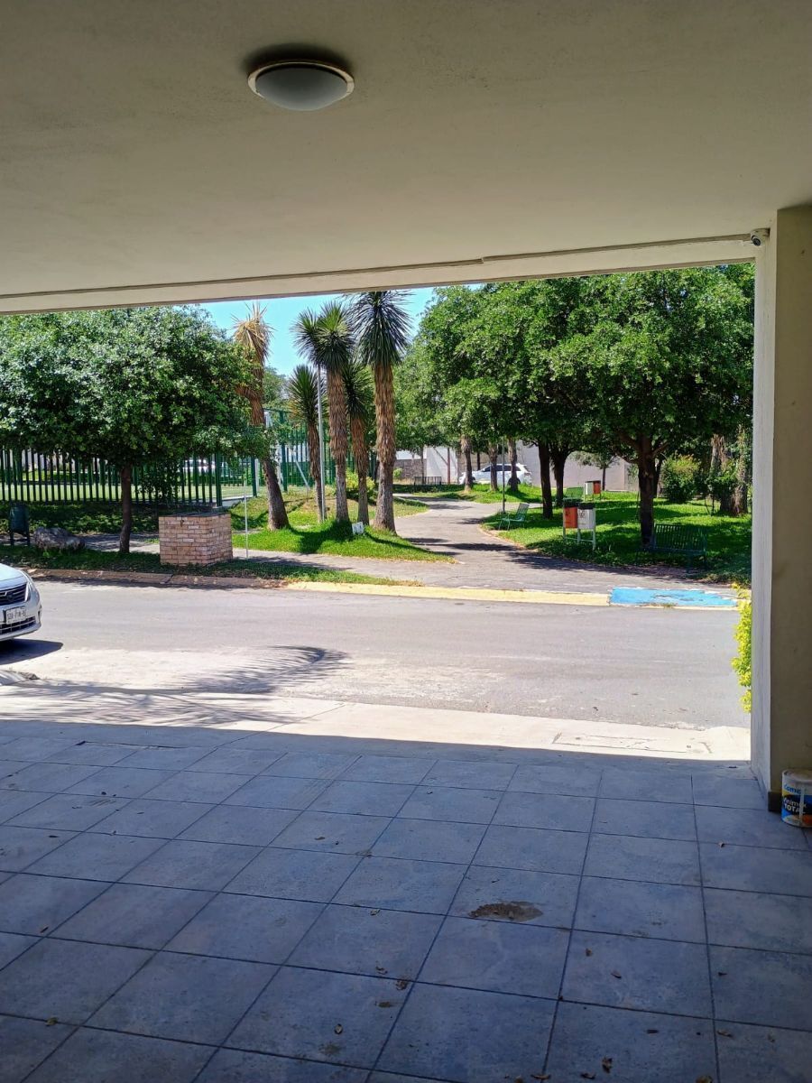 40 de 41: UBICADA FRENTE A PARQUE