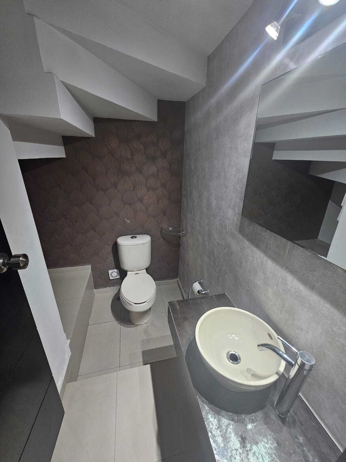 14 of 41: BAÑO DE VISITAS