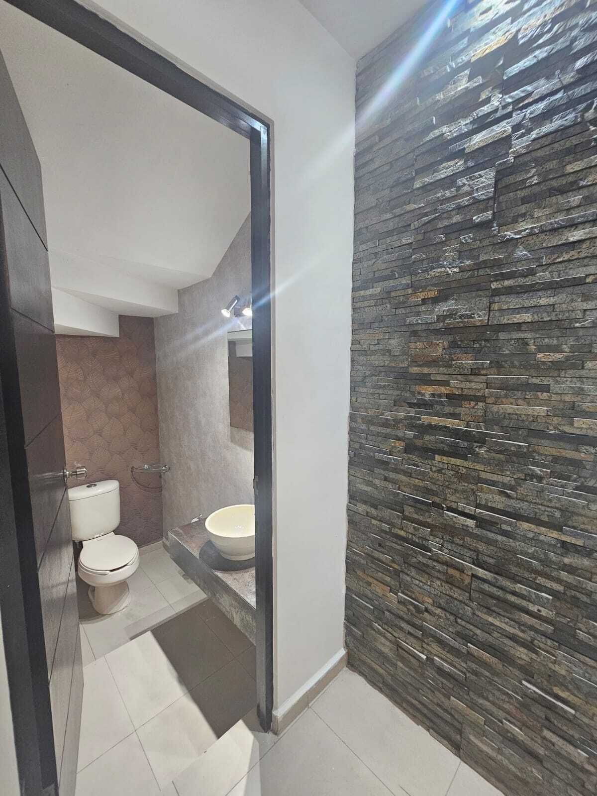 13 of 41: BAÑO DE VISITAS