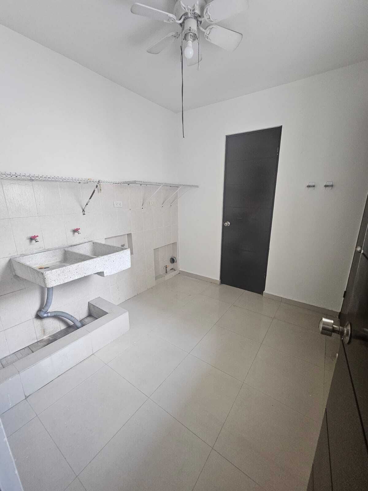 35 of 41: CUARTO DE LAVANDERIA CON SALIDA AL PATIO