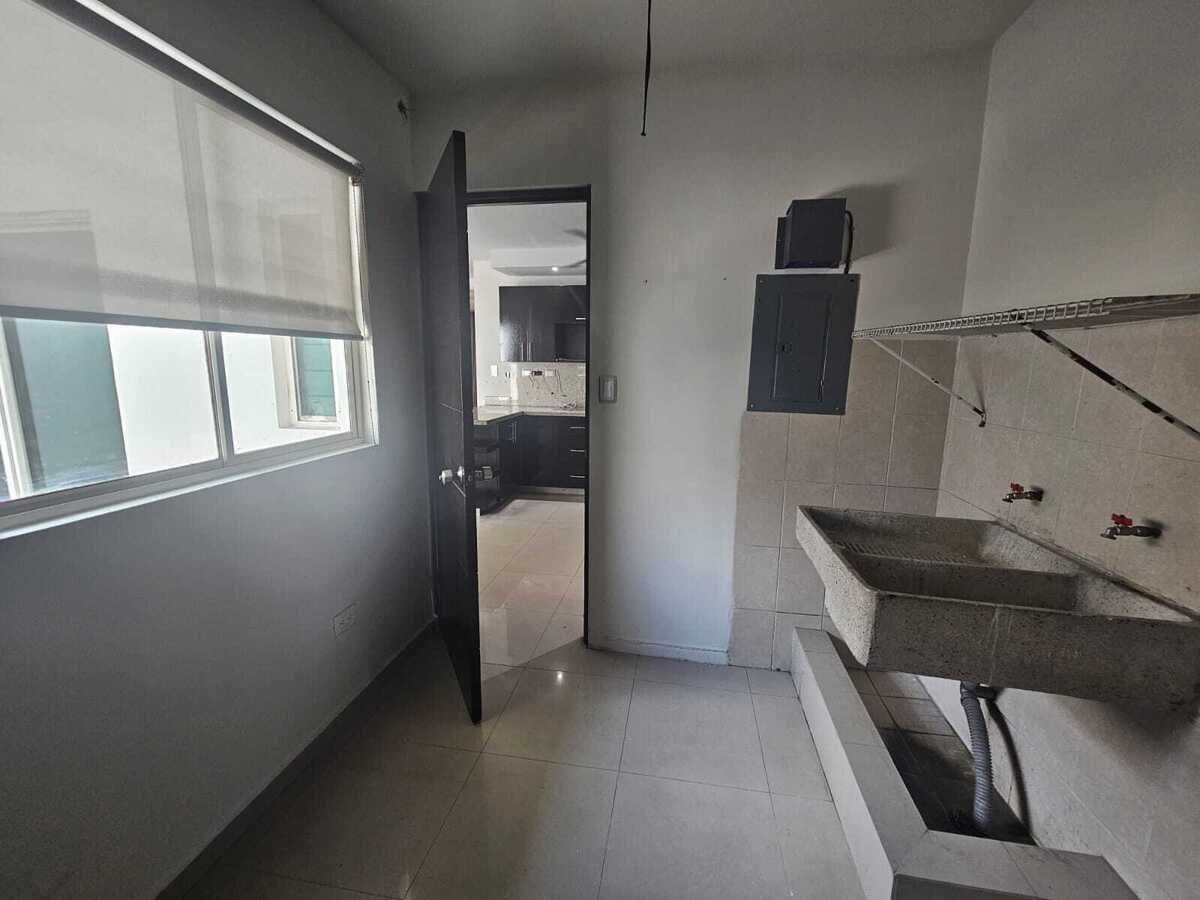 32 de 41: CUARTO DE LAVANDERIA CON SALIDA AL PATIO