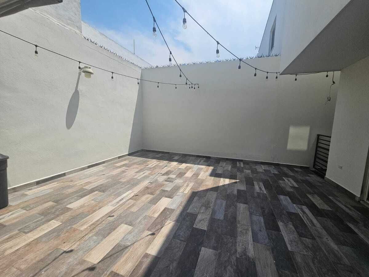 38 of 41: PATIO AMPLIO CON LUCES