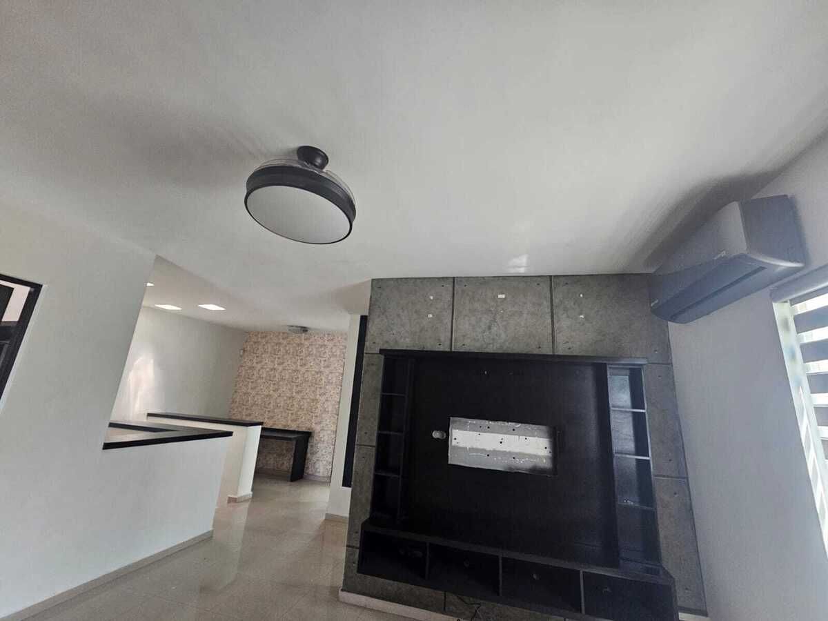 15 de 41: PLANTA ALTA. ESTANCIA CON MUEBLE DE TV