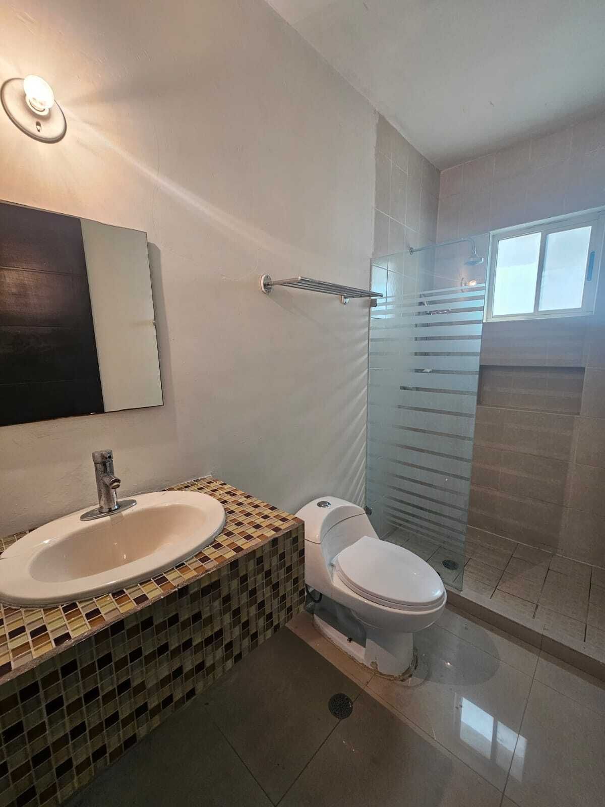 32 of 41: BAÑO COMPLETO PARA  2 REC. SECUNDARIAS