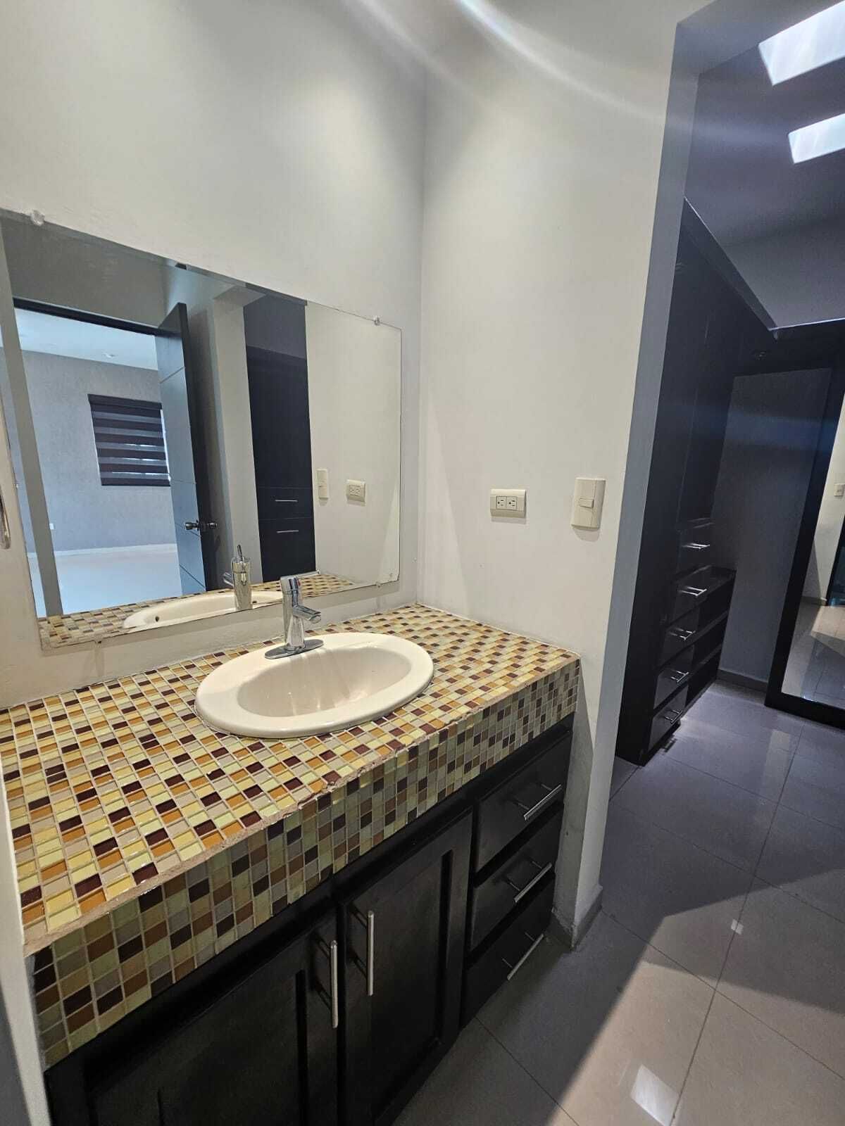 25 de 50: REC PRINCIPAL CON BAÑO COMPLETO Y VESTIDOR