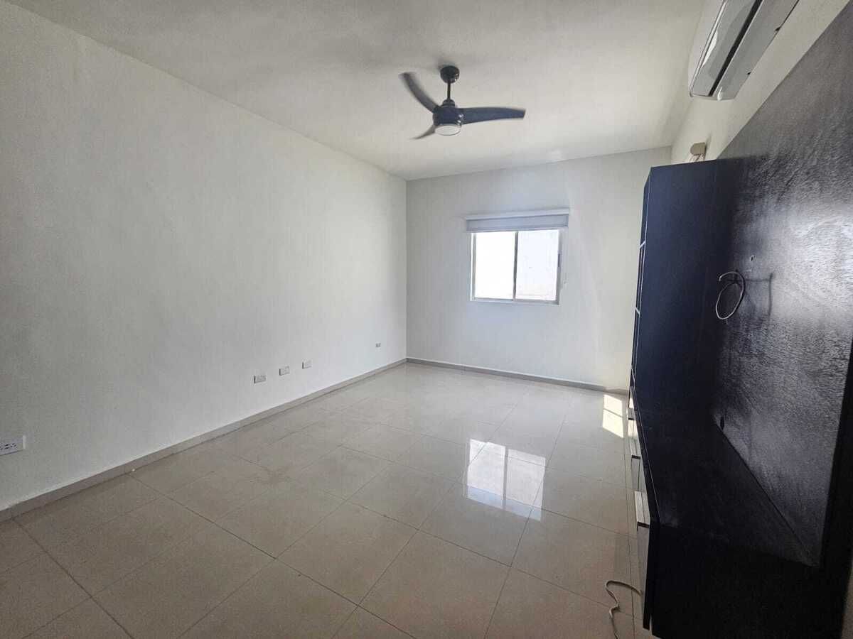 29 of 41: REC #2 CON CLOSET, MUEBLE DE TV, CLIMA, ABANICO Y PERSIANAS