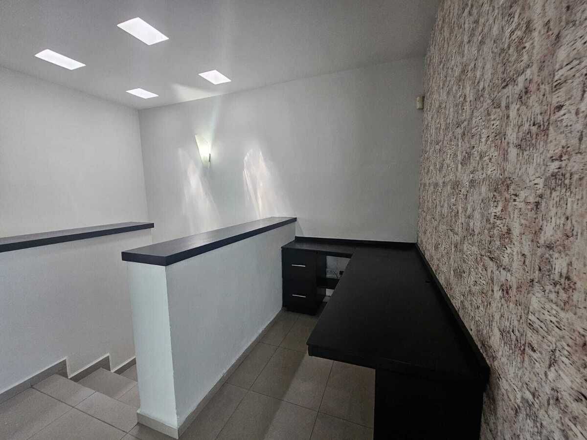 20 of 41: ÁREA DE TRABAJO CON ESCRITORIO EN PLANTA ALTA