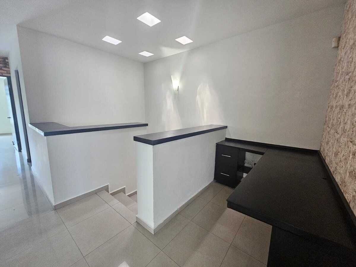 19 of 41: ÁREA DE TRABAJO CON ESCRITORIO EN PLANTA ALTA