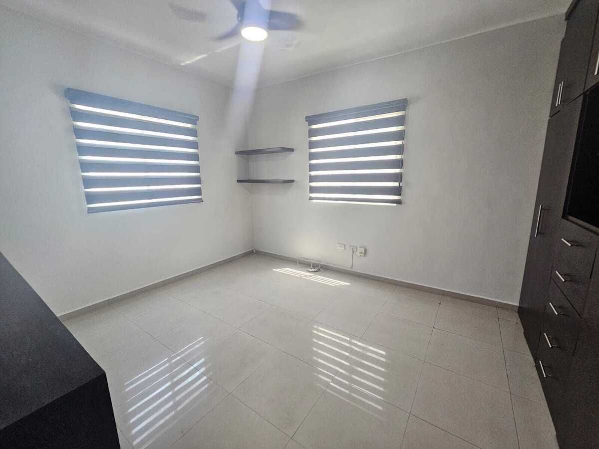 34 of 41: REC #3 CON CLOSET, MUEBLE DE TV, CLIMA, ABANICO Y PERSIANAS