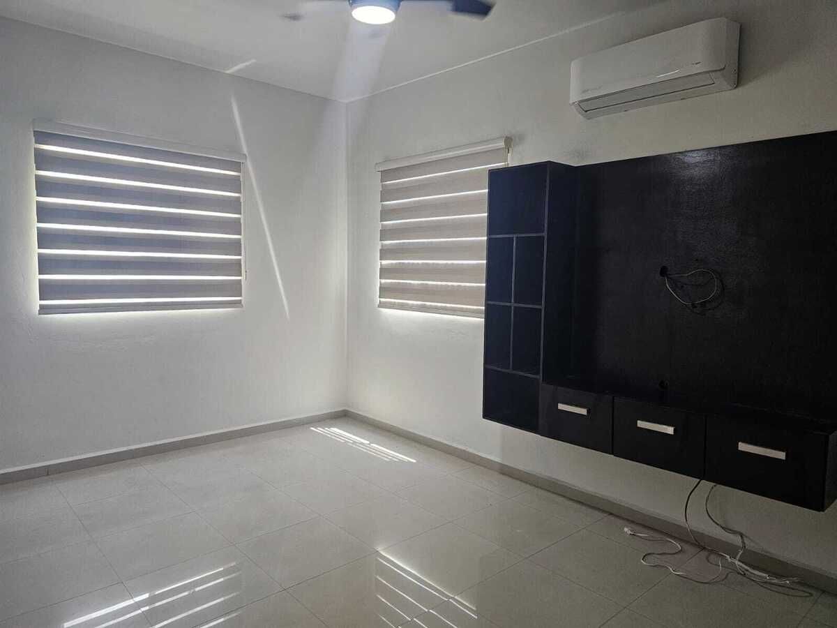 31 of 41: REC #2 CON CLOSET, MUEBLE DE TV, CLIMA, ABANICO Y PERSIANAS