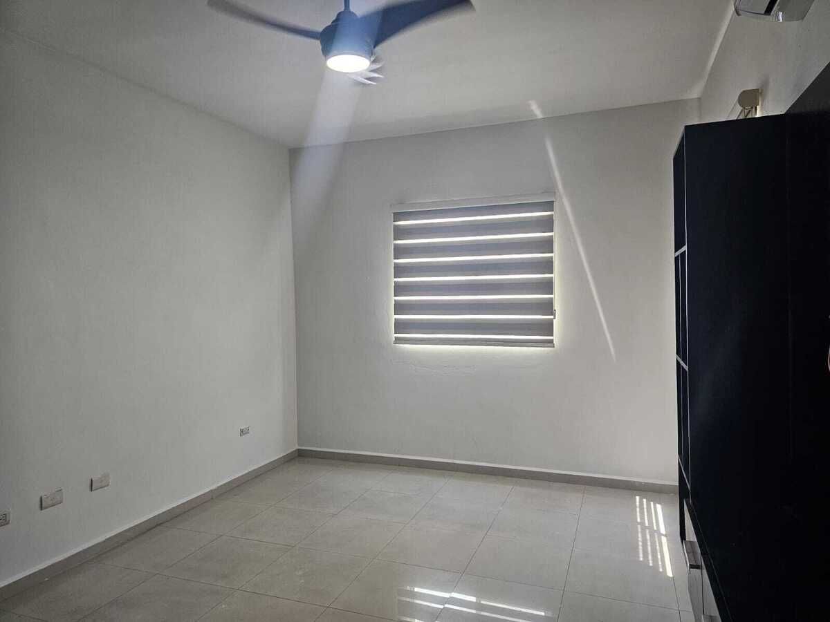 30 of 41: REC #2 CON CLOSET, MUEBLE DE TV, CLIMA, ABANICO Y PERSIANAS