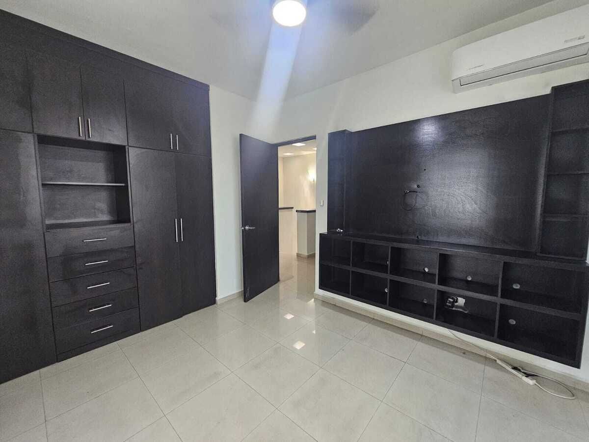 33 of 41: REC #3 CON CLOSET, MUEBLE DE TV, CLIMA, ABANICO Y PERSIANAS