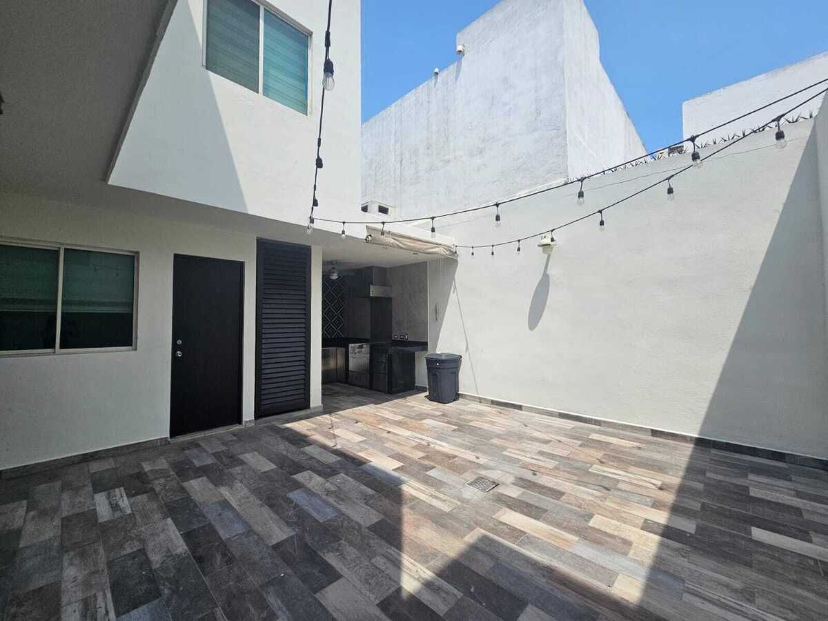 37 of 41: PATIO AMPLIO CON ÁREA PARA ASADOR