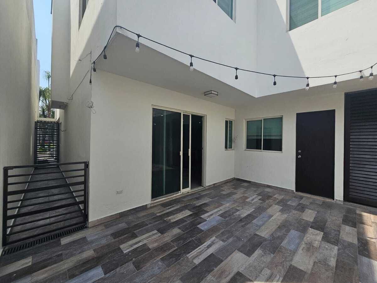 39 of 41: PATIO AMPLIO CON PASILLO LATERAL CON REJA DOBLE