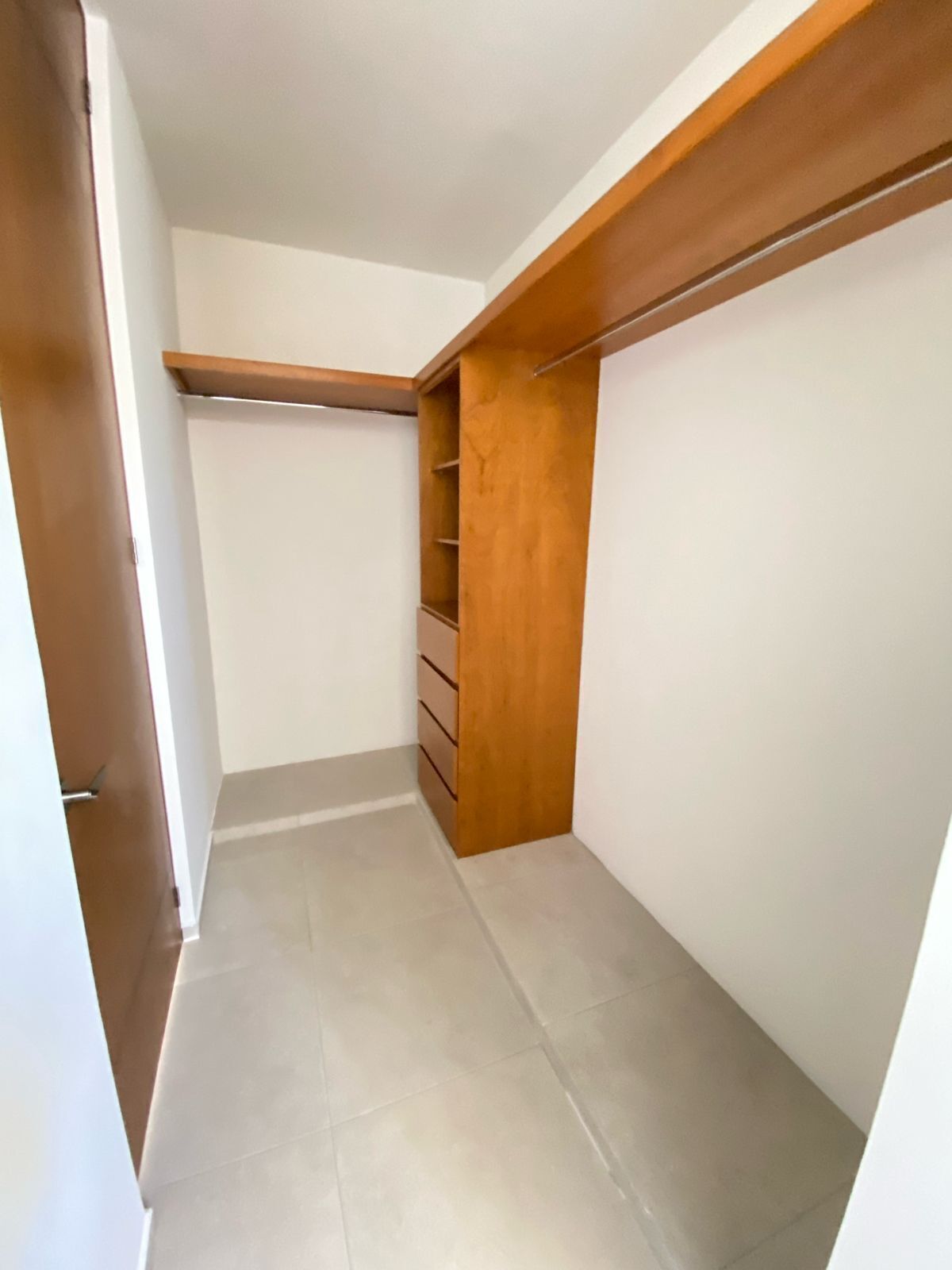 10 de 24: Closet Vestidor Habitación Principal