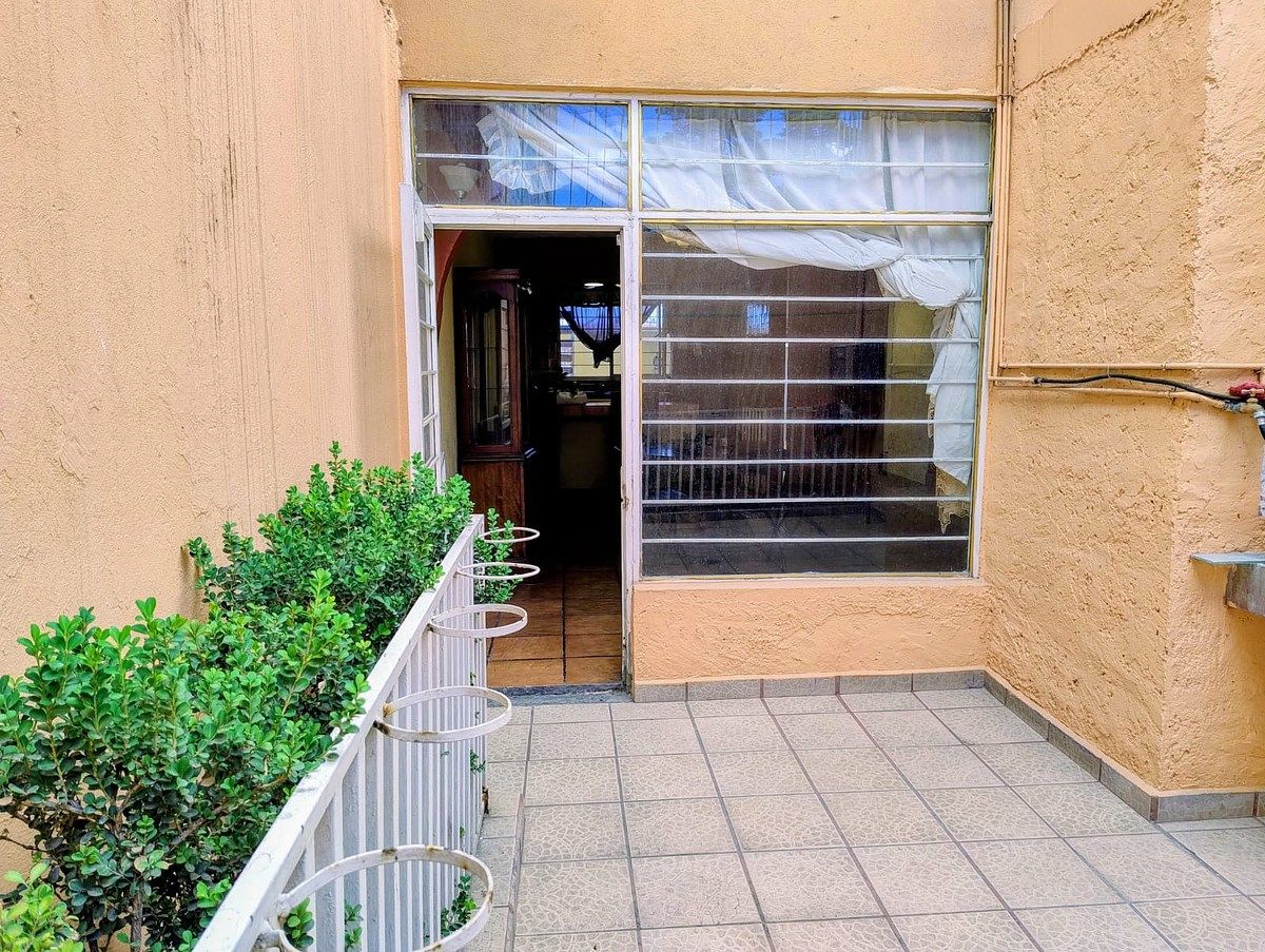 4 de 21: Comedor con patio interno