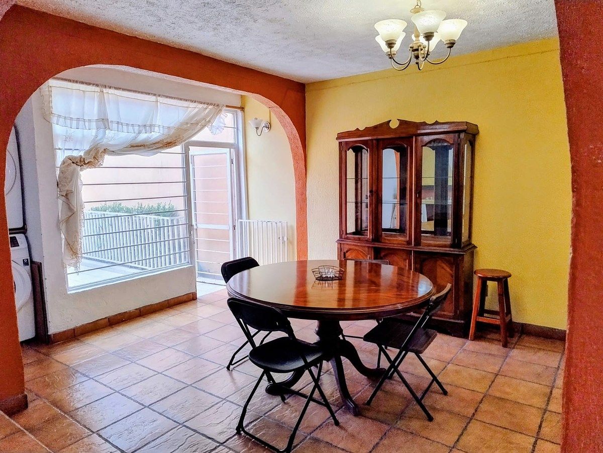 11 de 21: Comedor con patio interno