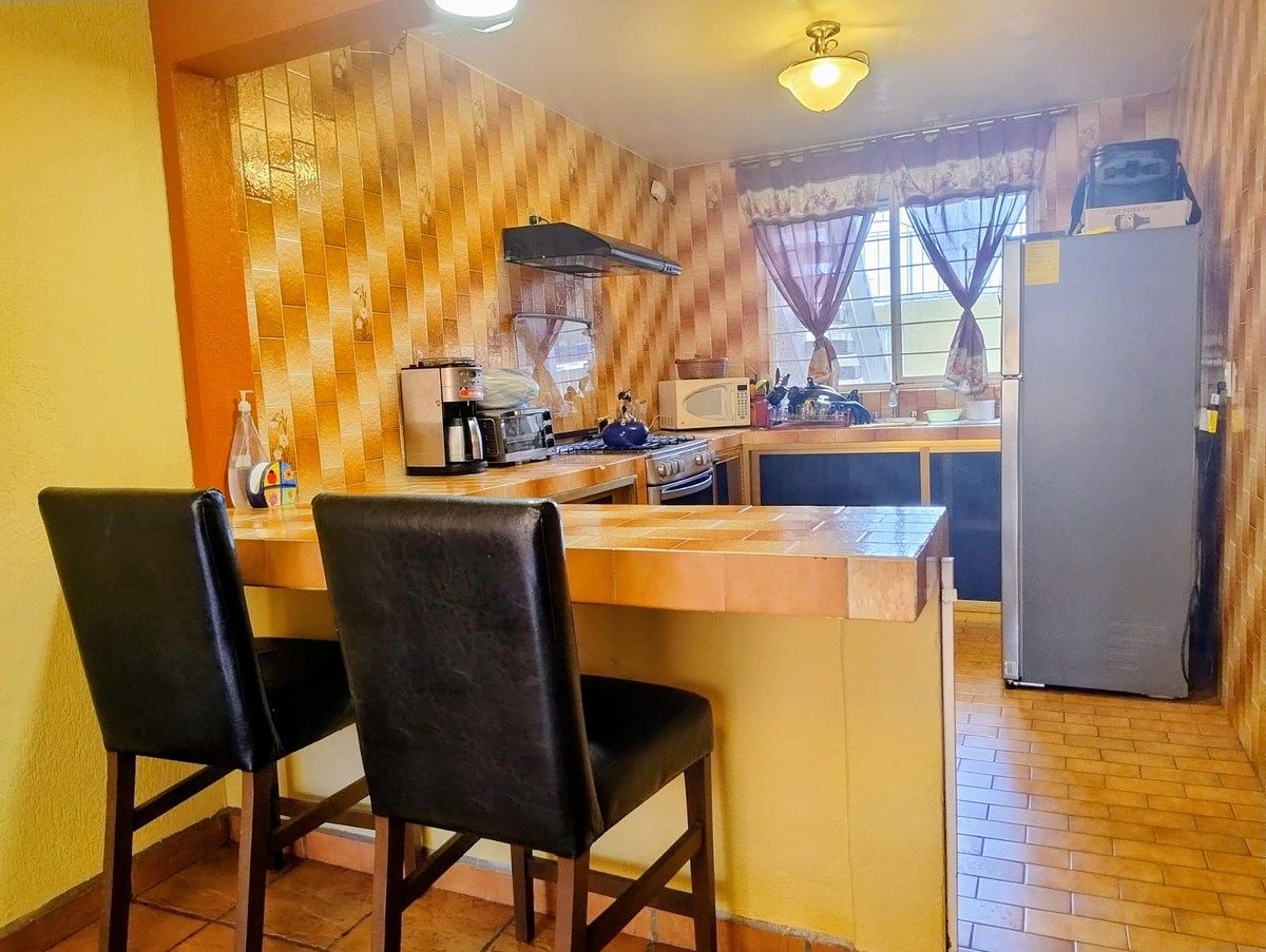 17 de 21: Amplia cocina con barra