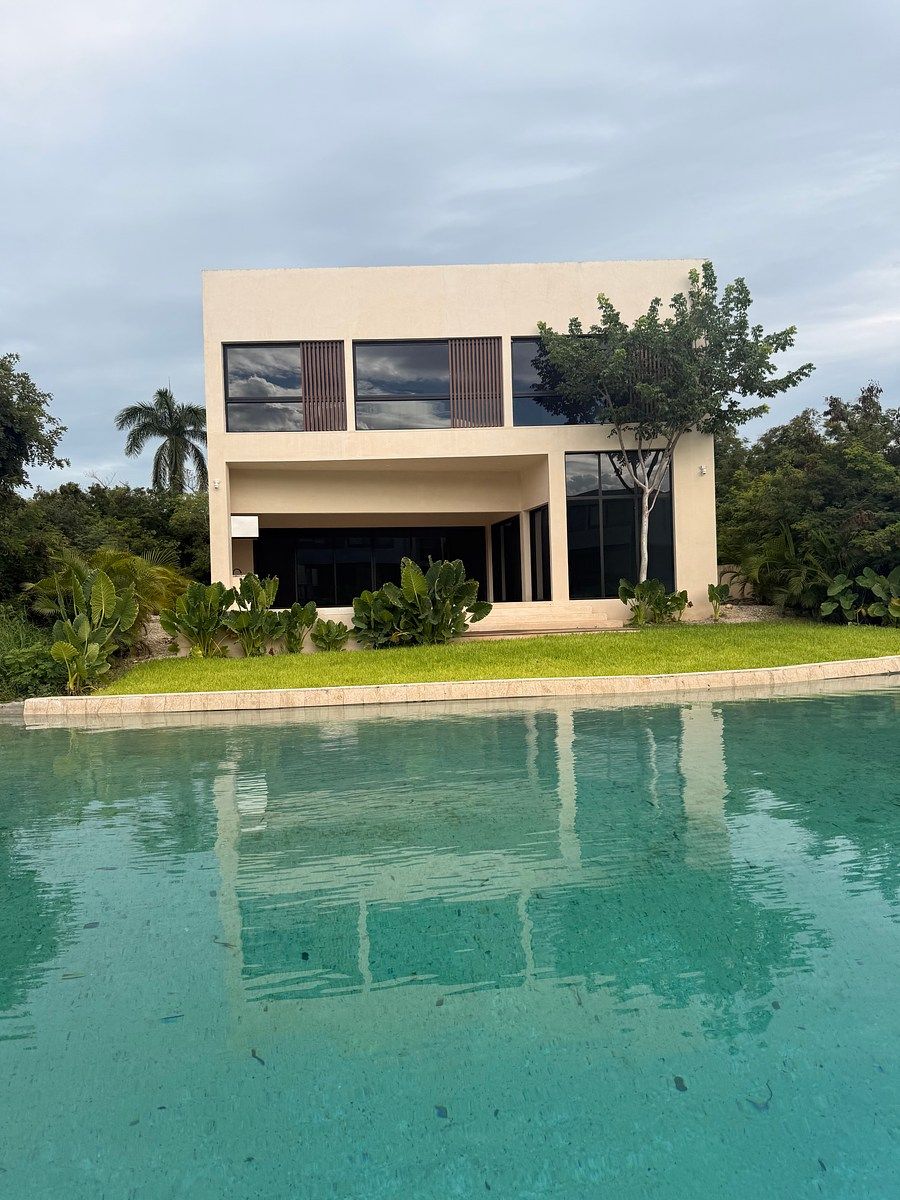 Yucatán Country Club, amplia iluminada, al borde del gran lago., foto 1 de 31