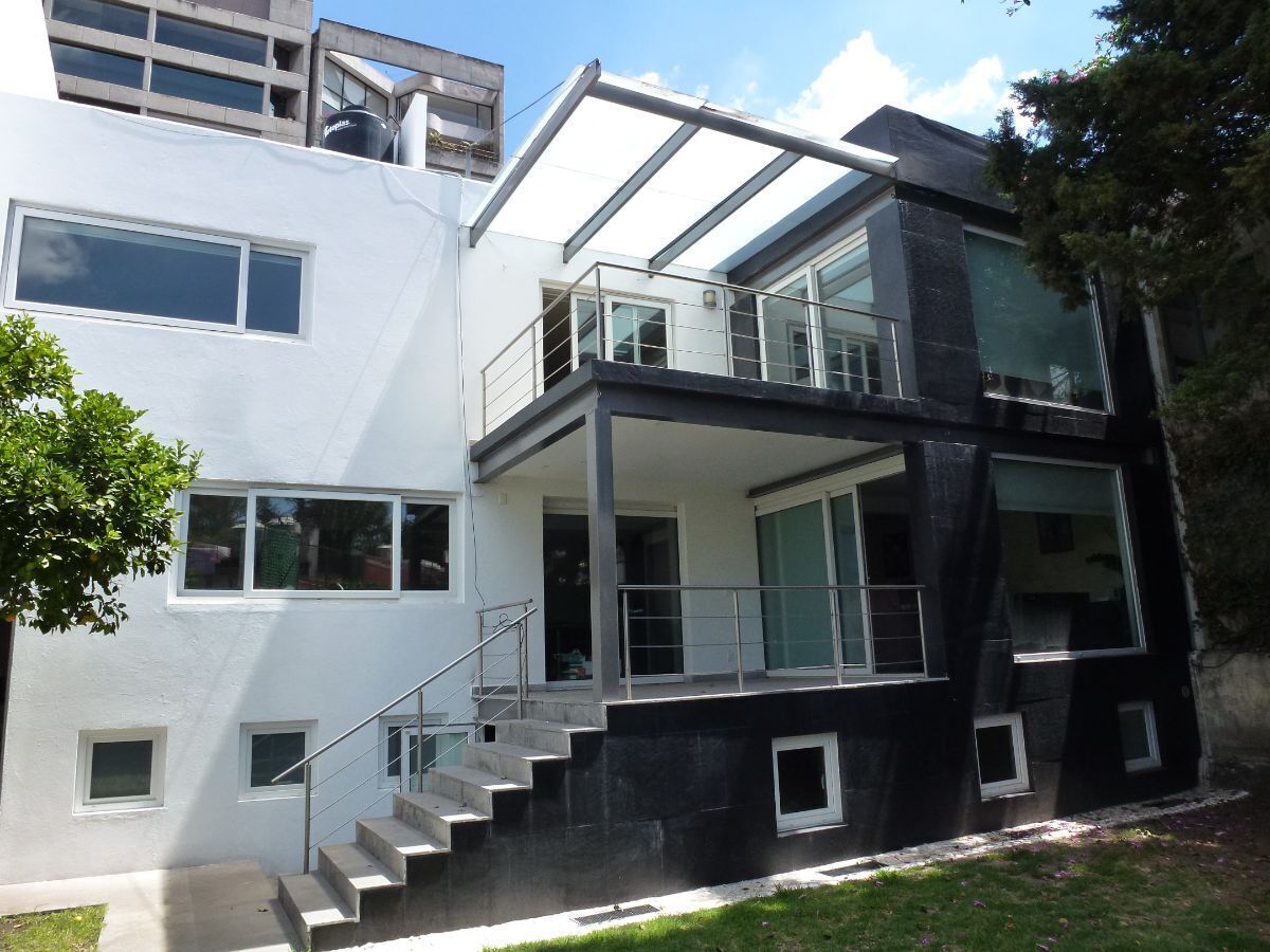 1 of 24: Fachada trasera desde Jardin