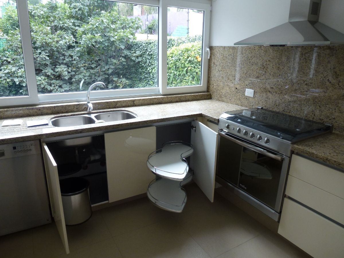 11 of 24: Cocina equipada