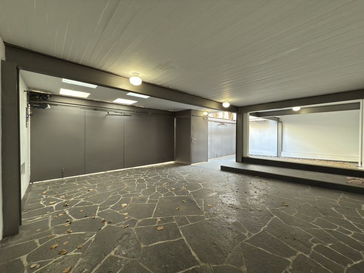 9 of 24: Garage lado der desde calle