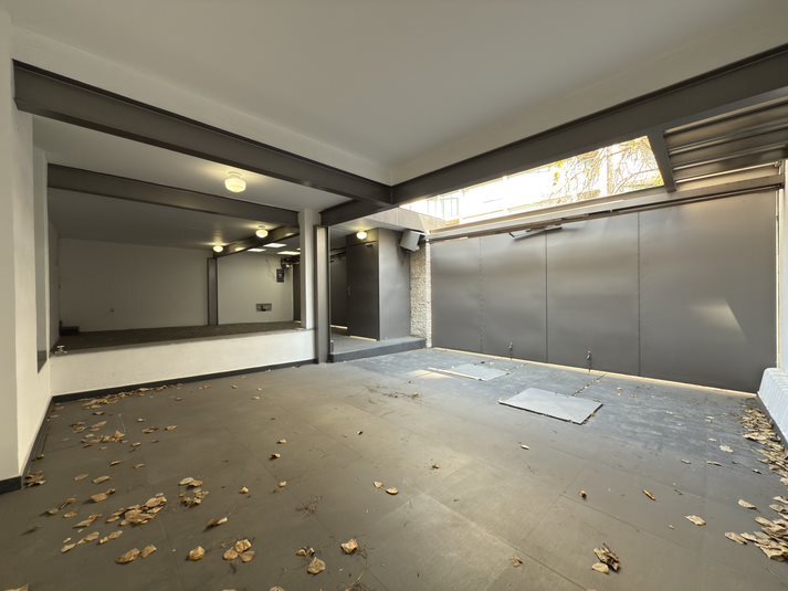 20 of 24: Garage lado izq desde calle