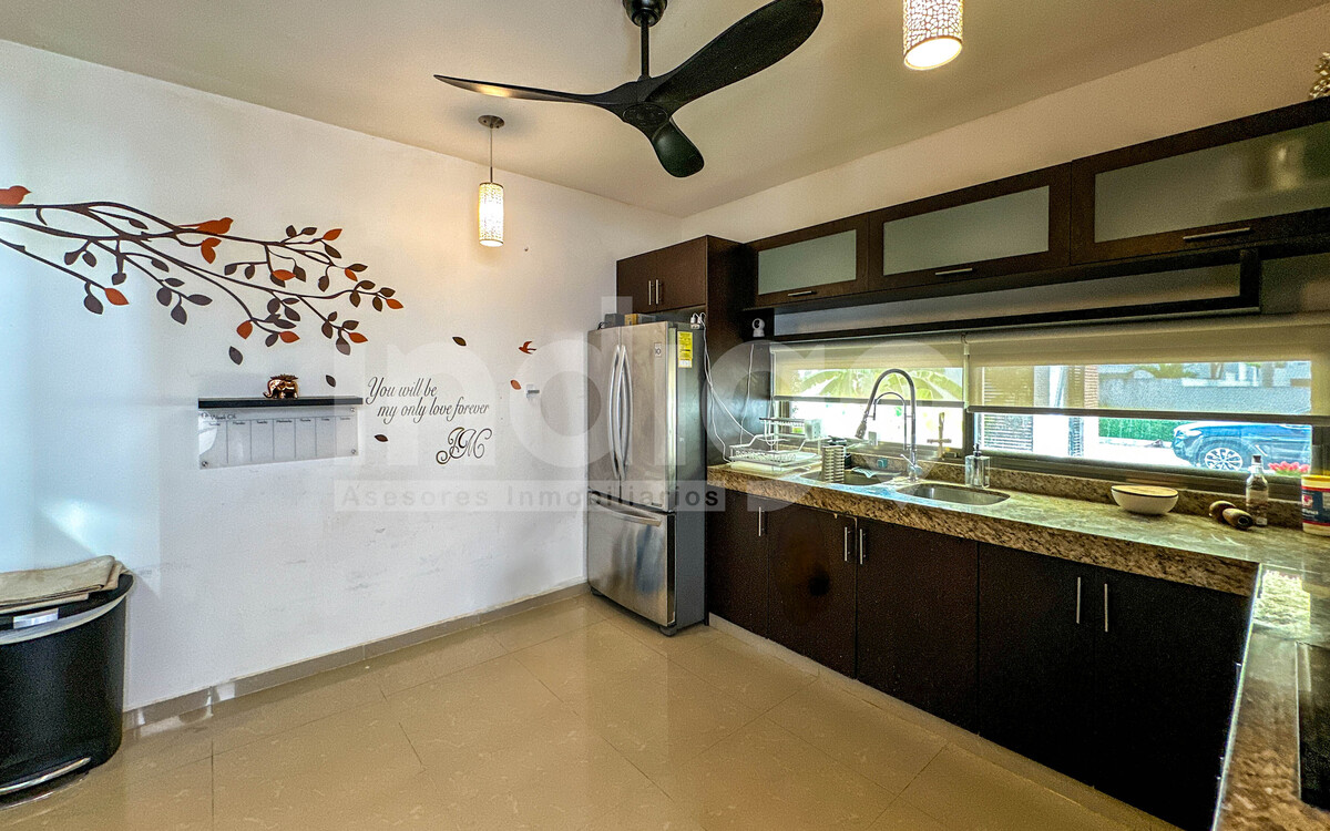 21 de 48: Cocina con Área de Desayunador