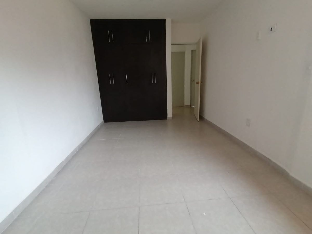 9 of 21: Recamara principal con closet