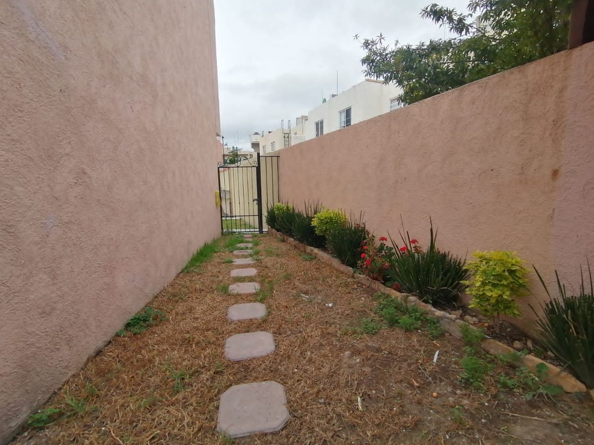 8 of 21: Acceso lateral al area social de la casa