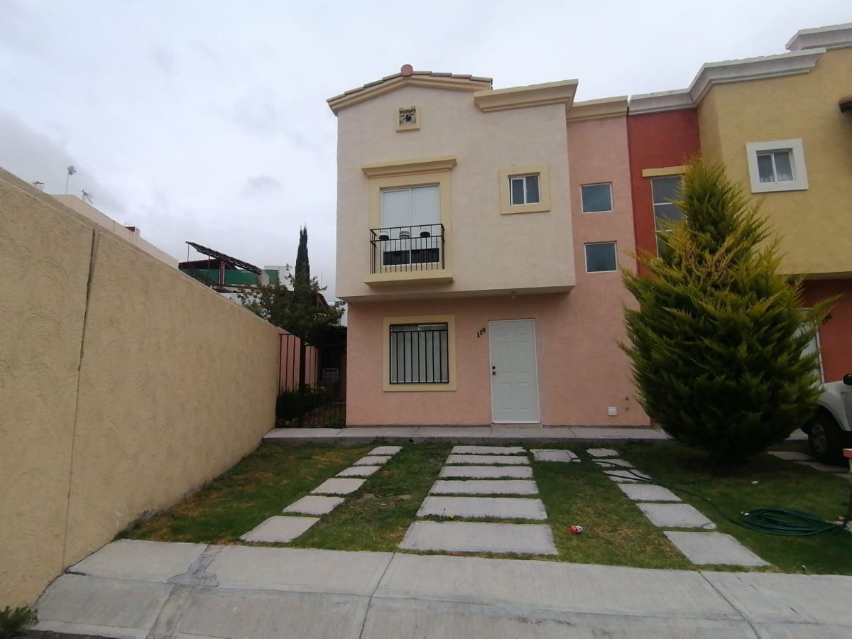2 of 21: Casa con terreno excedente