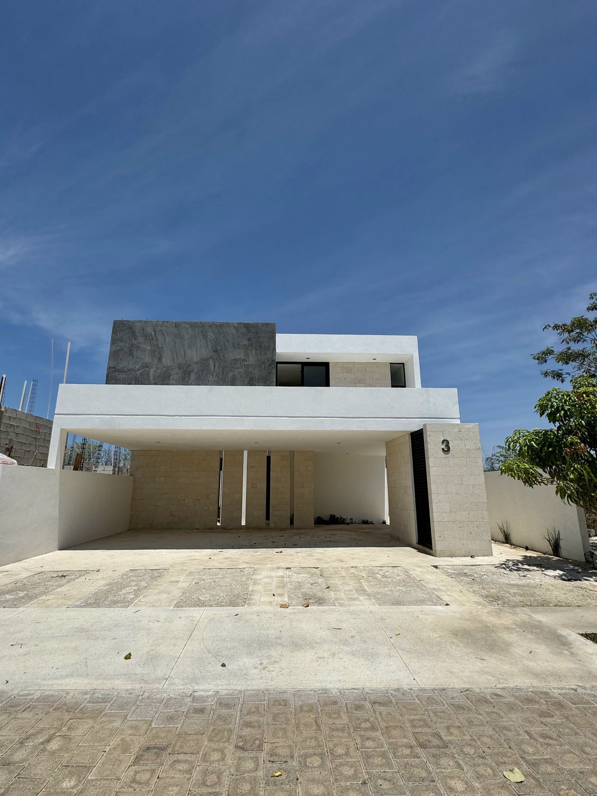 2 of 43: Fachada