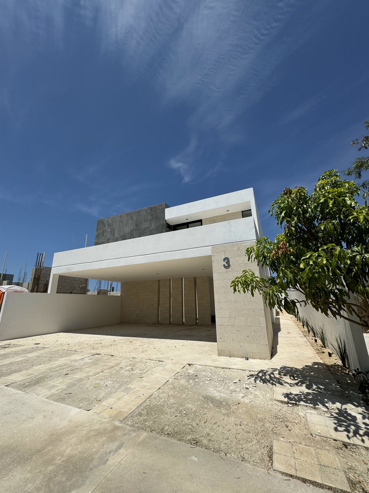 3 of 43: Fachada