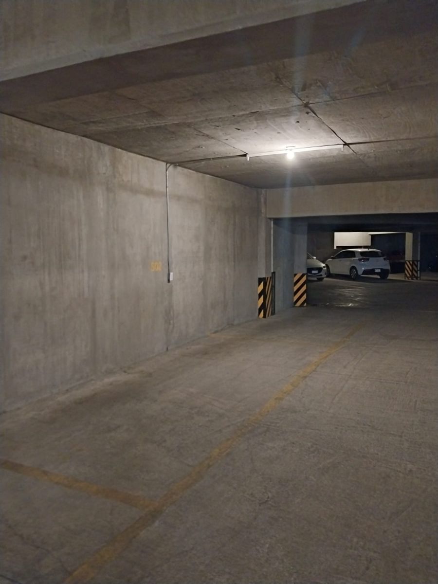 36 de 41: Dos lugares de estacionamiento que no se estorban