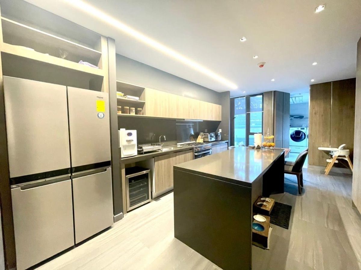 9 of 36: Cocina con doble espacio para refrigeradores