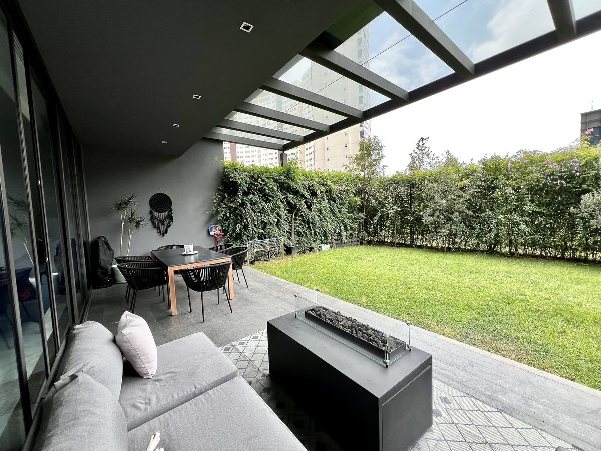 3 of 36: Terraza techada y jardín privado