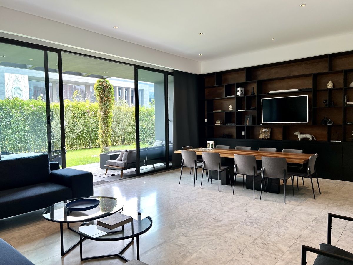 2 of 36: Sala y comedor con acceso a terraza y jardín