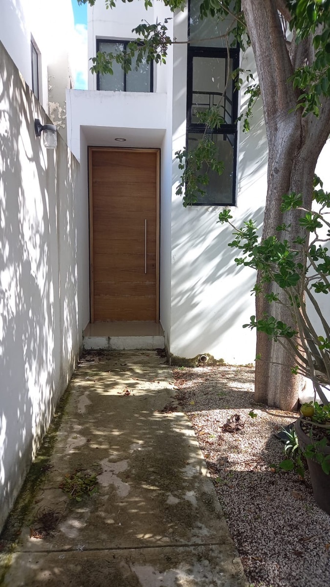 5 de 9: puerta principal 
acceso a casa