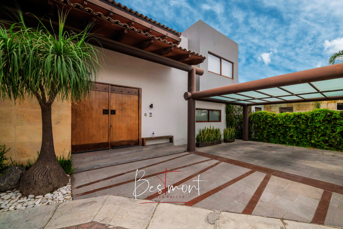 3 of 28: Garage para 2 vehículos