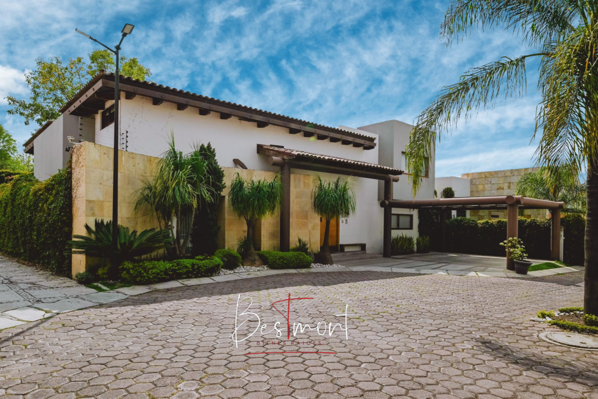 2 of 28: Fachada