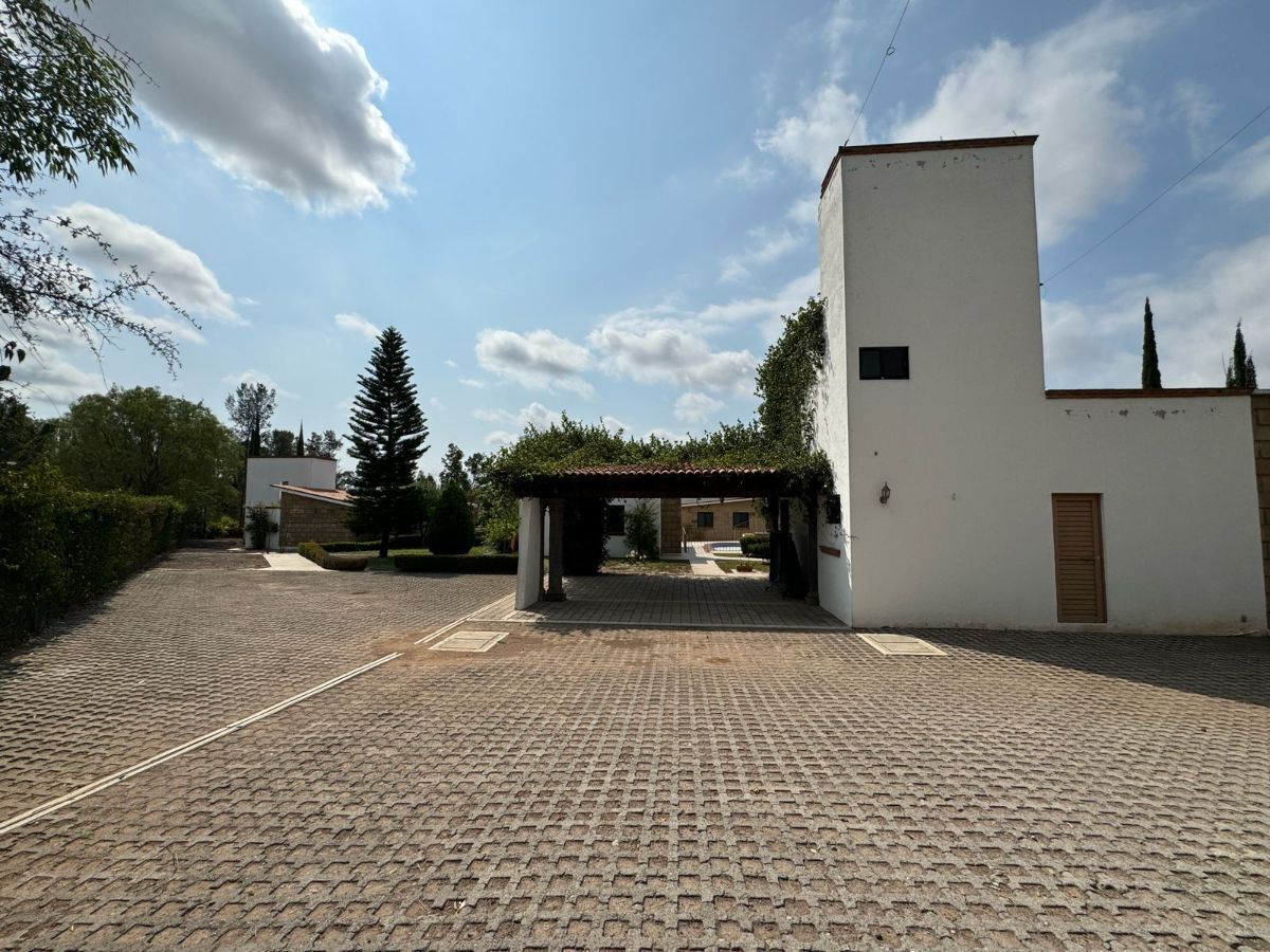 Lateral de la casa principal con estacionamiento