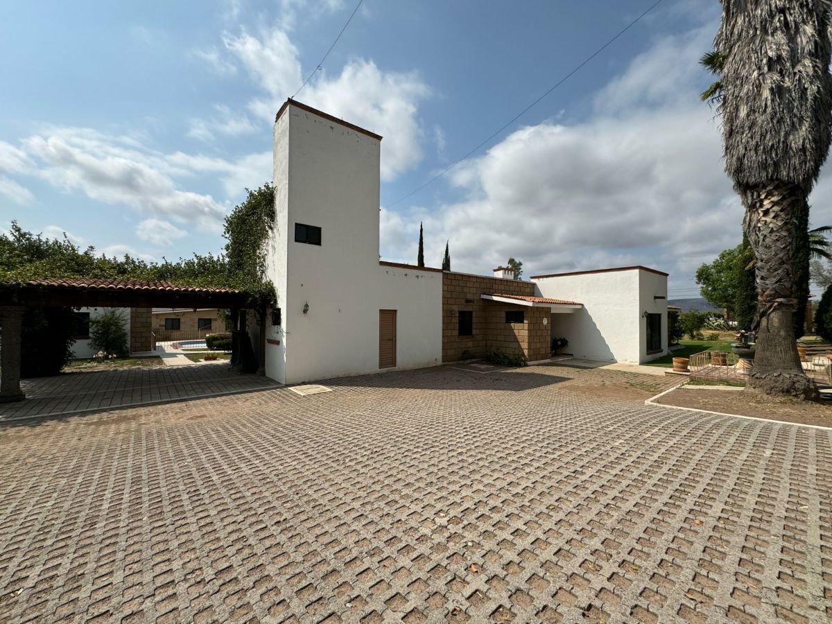 Frente de la casa con estacionamiento techado