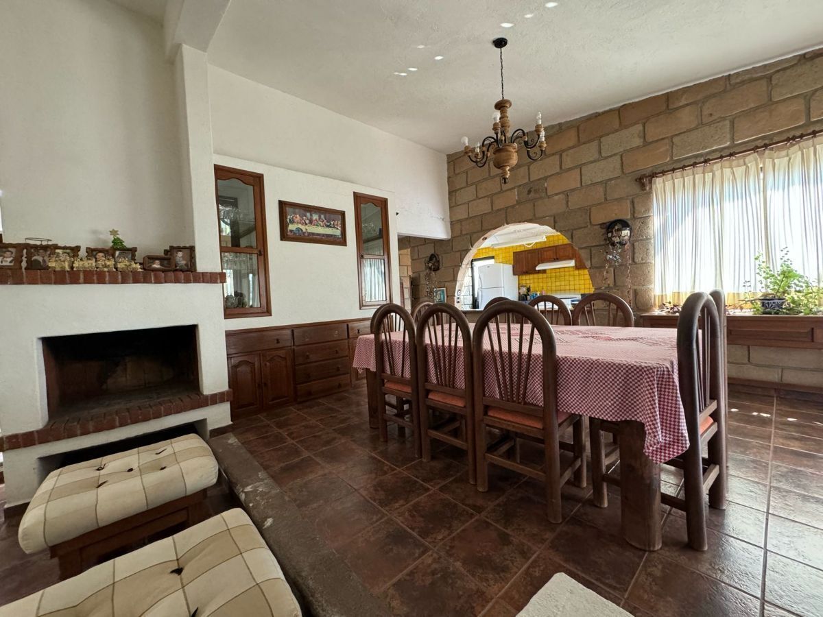 Comedor con chimenea casa principal