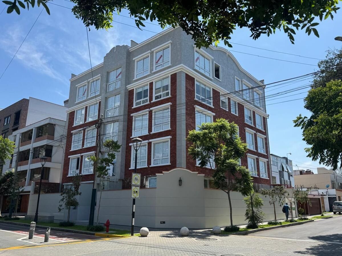 1 de 13: Fachada, terraza en esquina en forma L.